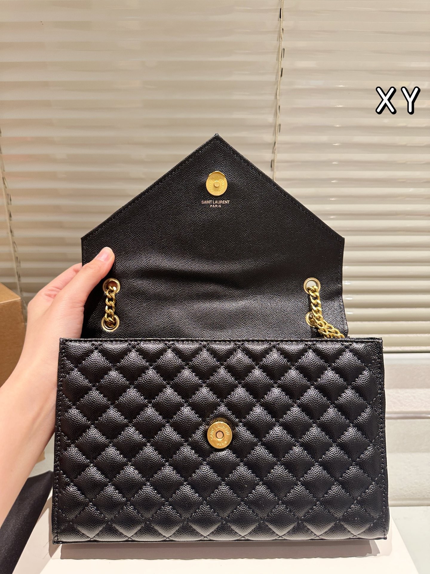 （Saint Laurent) un sac enveloppe de taille moyenne