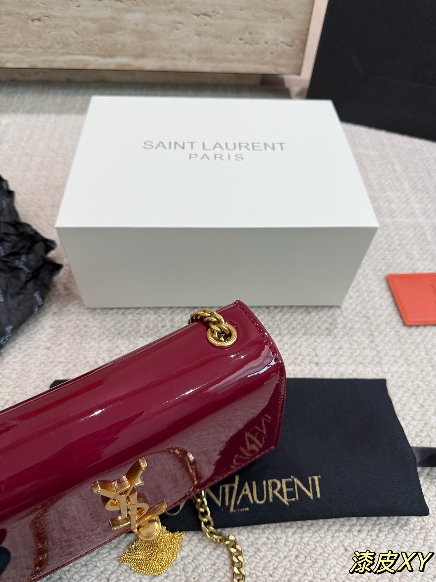 Sac à chaîne mini Kate en cuir verni Saint Laurent.