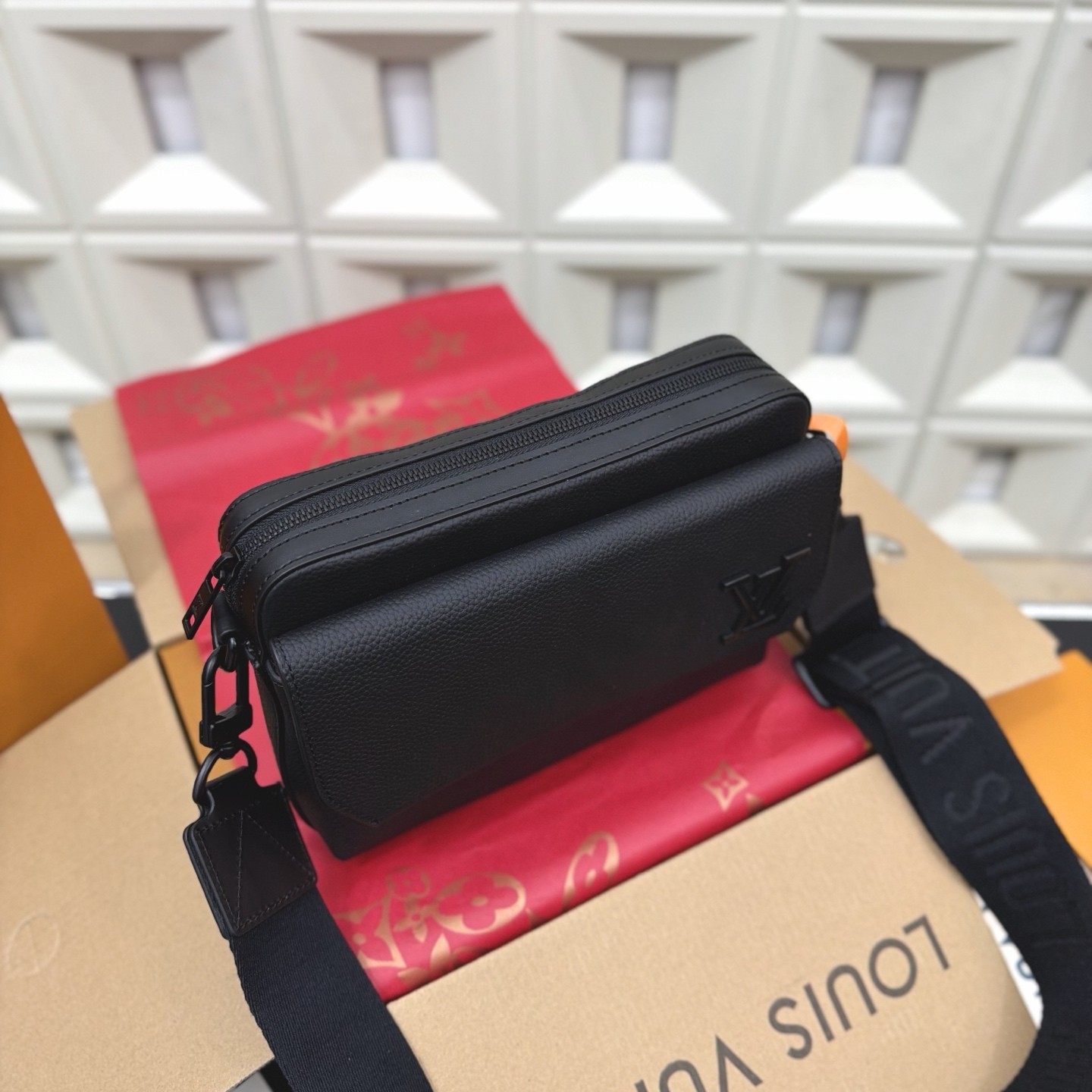 (Louis Vuitton) Fastline Messenger Bag