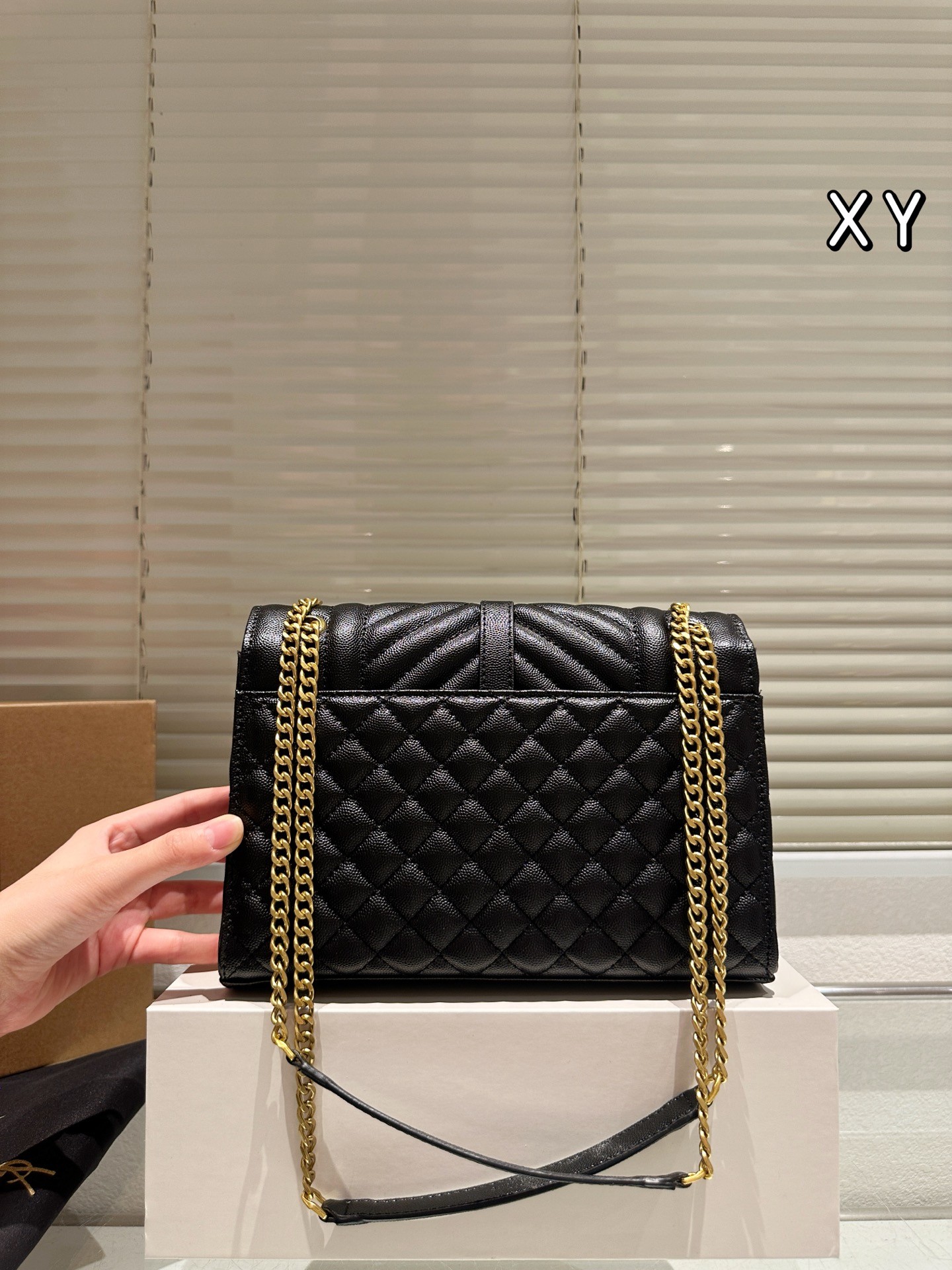 （Saint Laurent) un sac enveloppe de taille moyenne