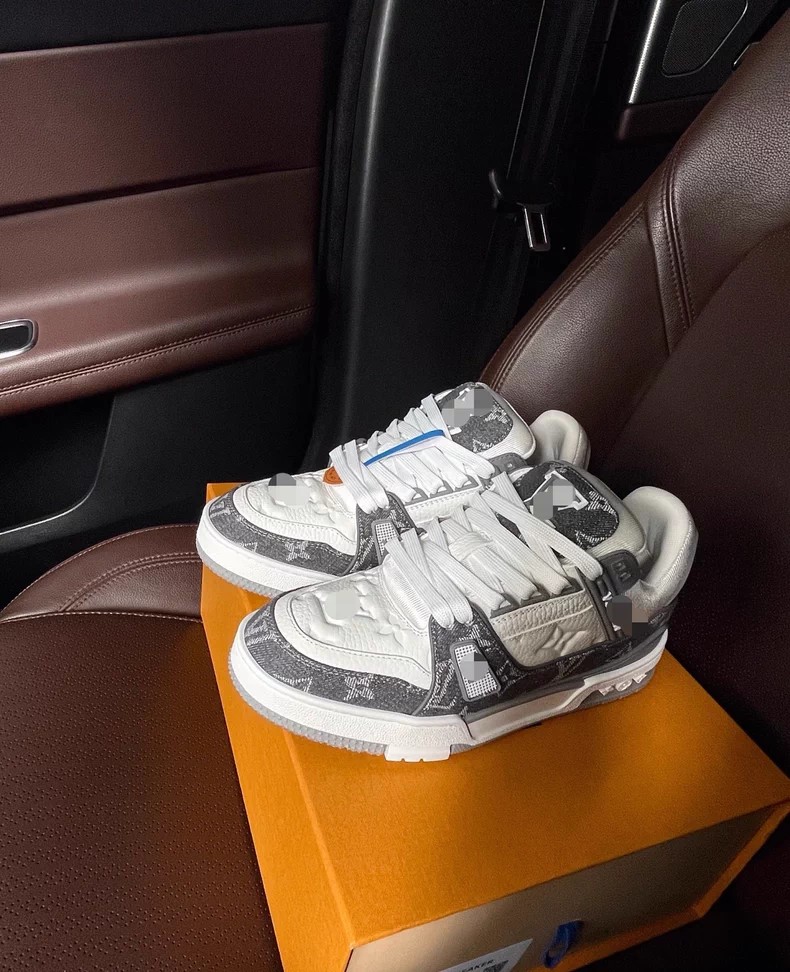 (Louis Vuitton) LV Trainer sneakers.