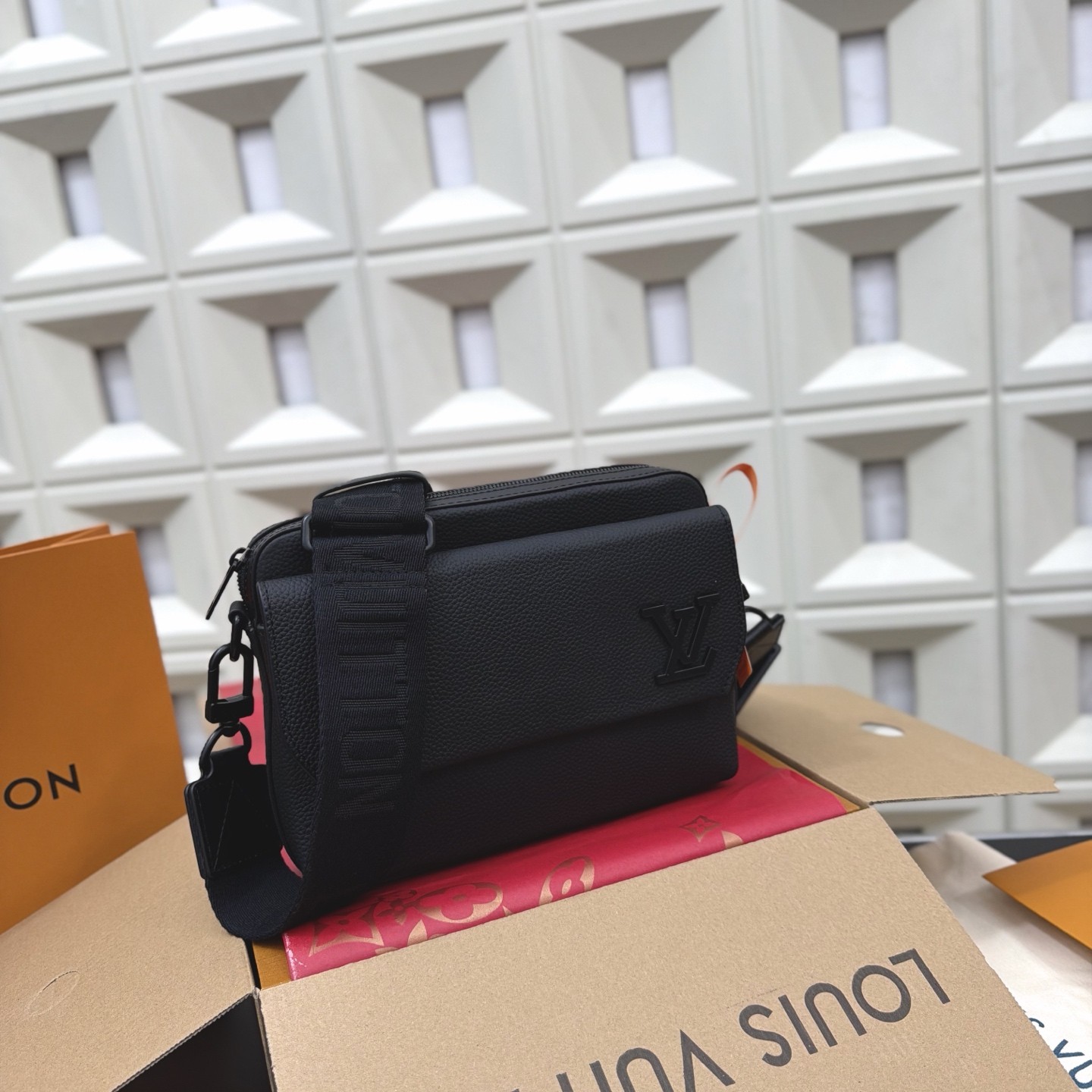 (Louis Vuitton) Fastline Messenger Bag