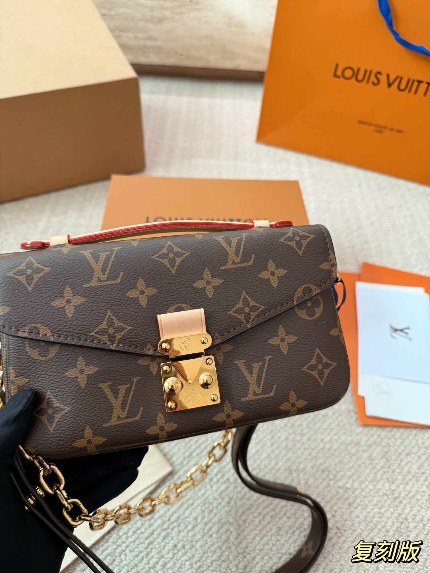 （Louis Vuitton）Pochette Métis East West