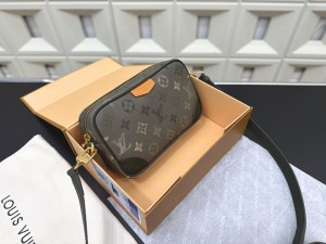 （Louis Vuitton）Trocadéro Wearable Wallet
