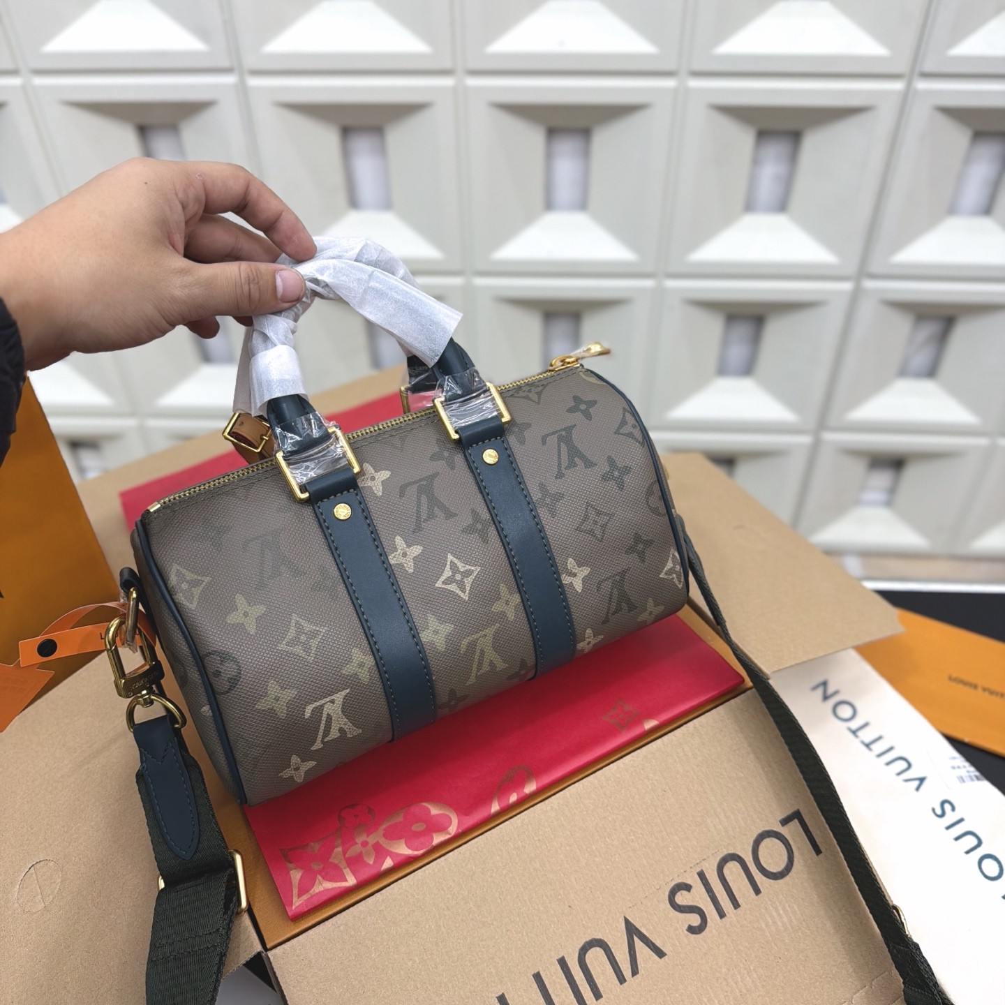 Louis Vuitton Keepall Bandoulière 25 Handbag
