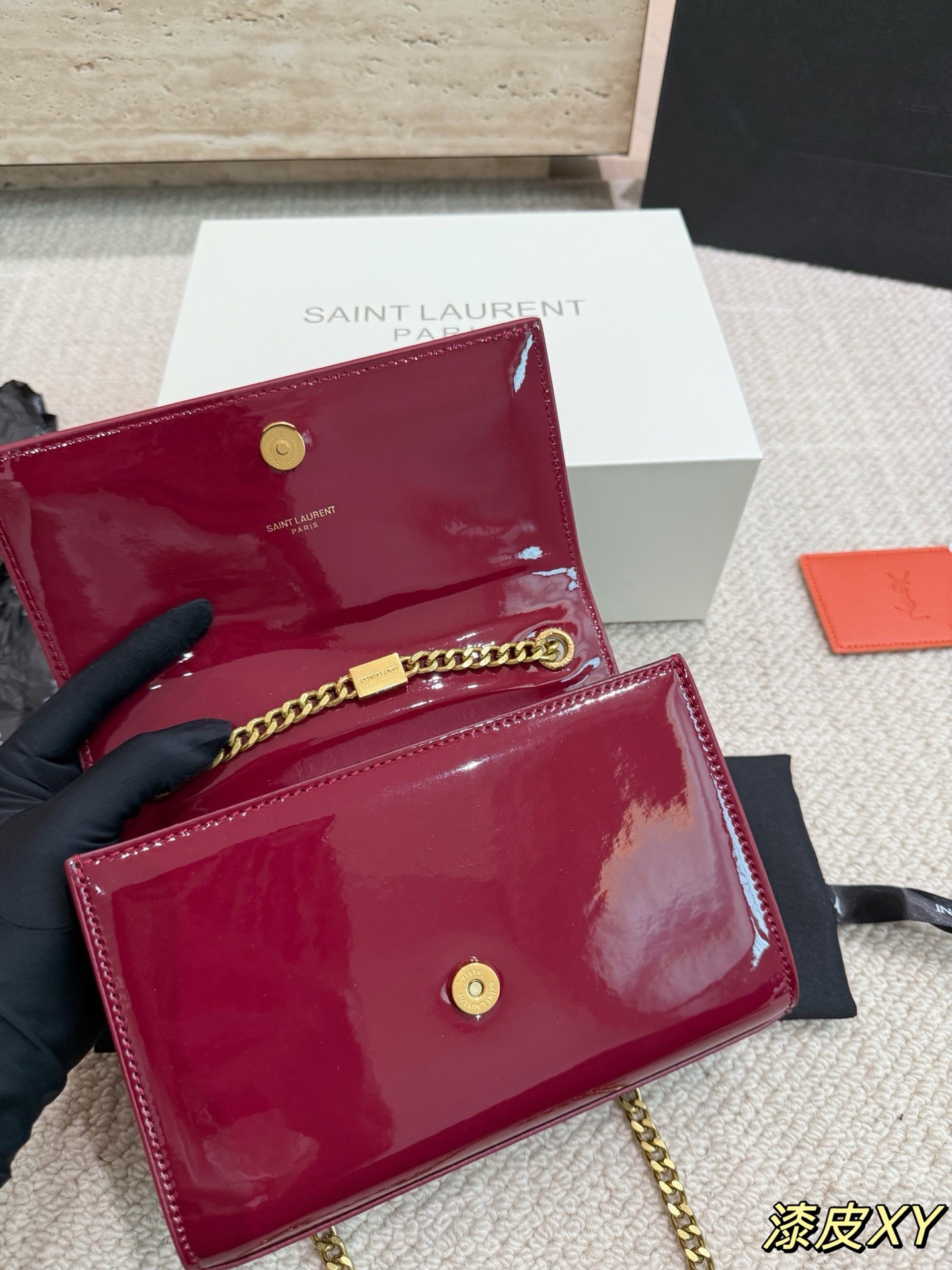 Sac à chaîne mini Kate en cuir verni Saint Laurent.