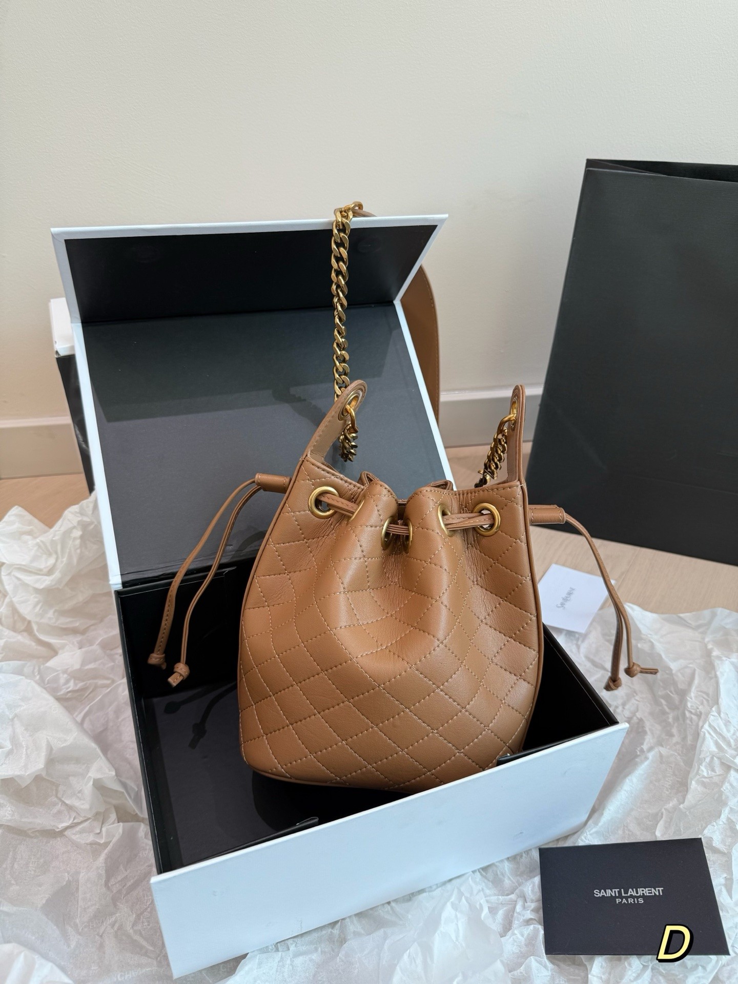 Sac seau en cuir matelassé (Saint Laurent)