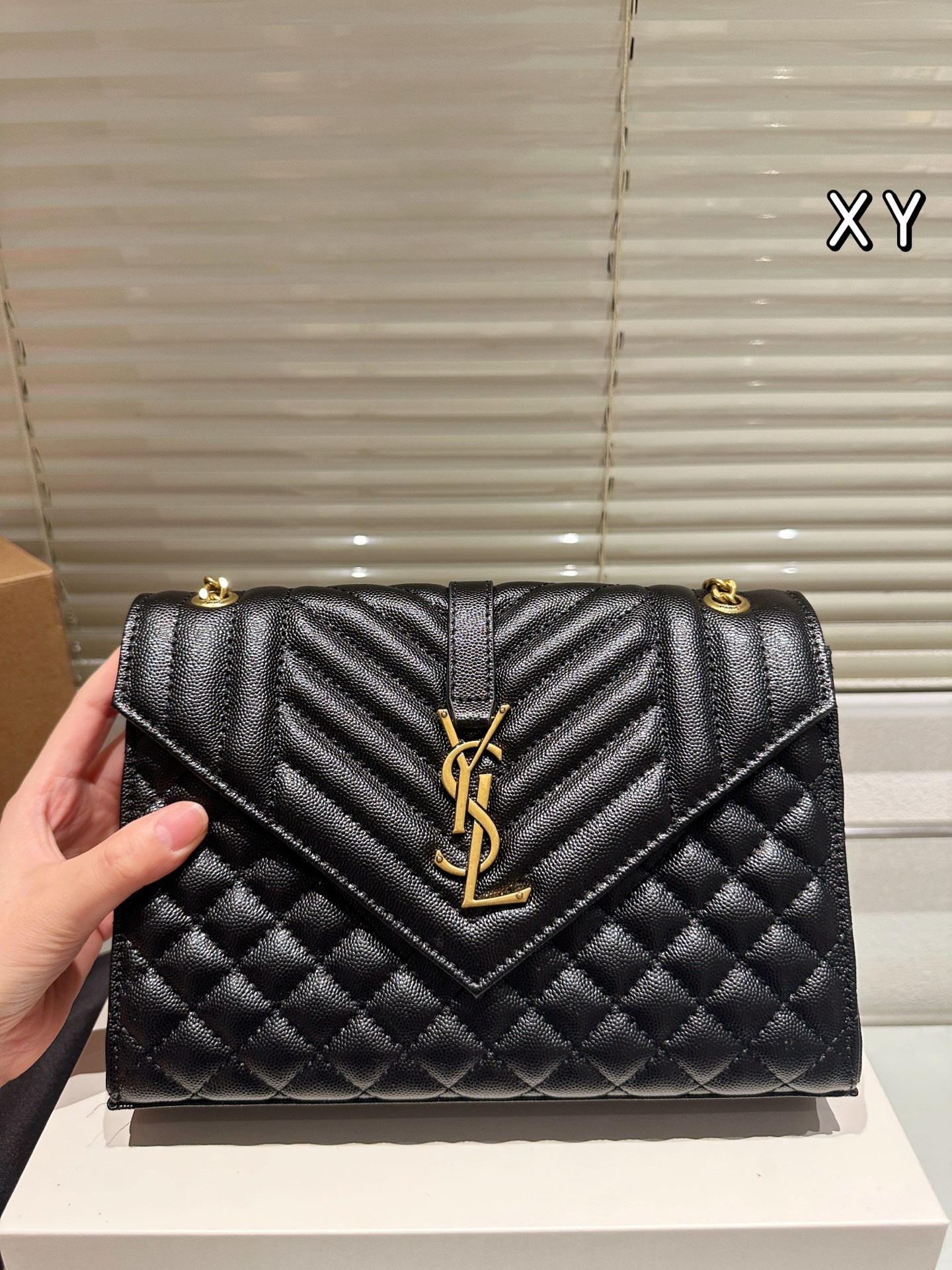 （Saint Laurent) un sac enveloppe de taille moyenne