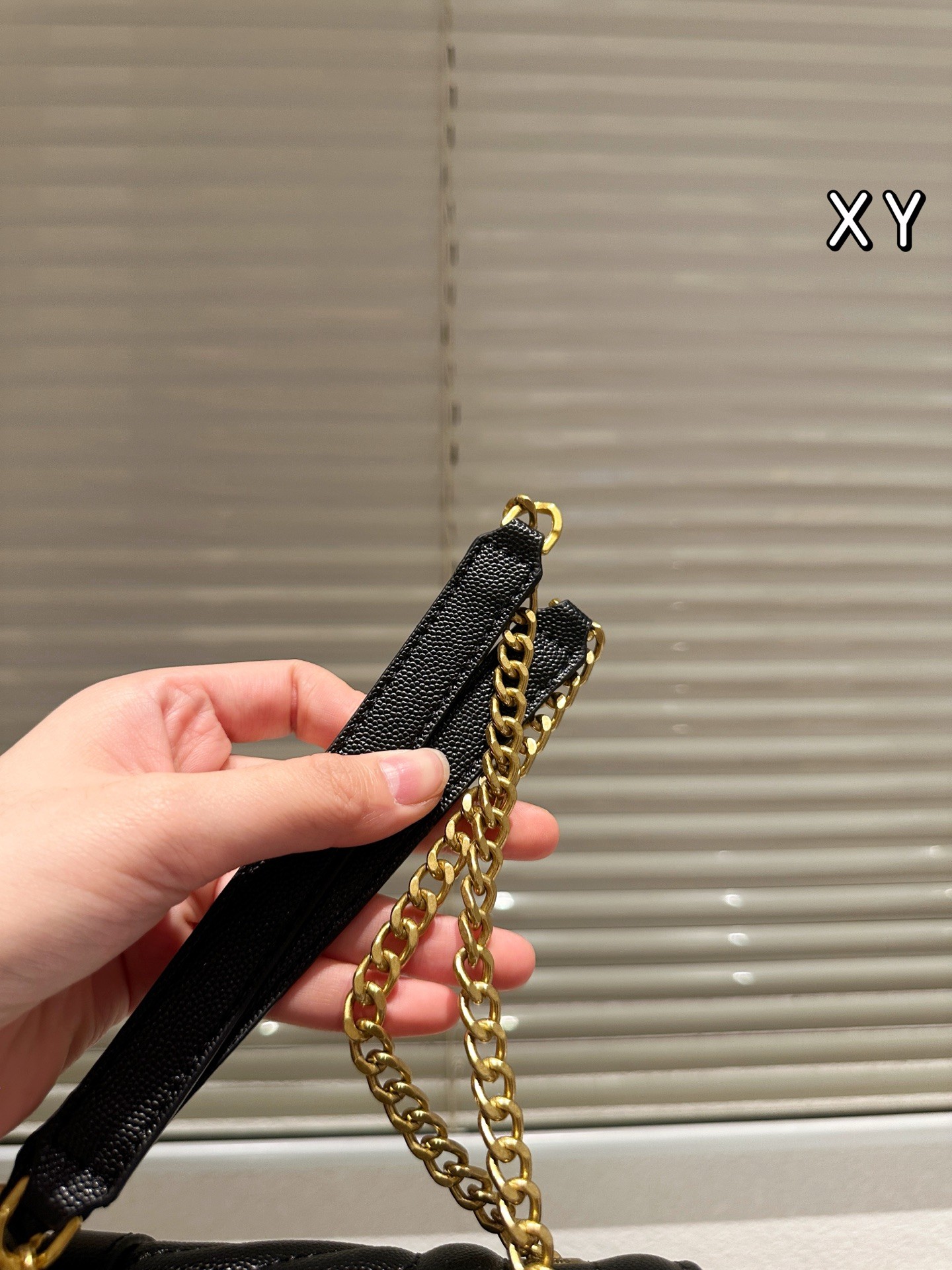 （Saint Laurent) un sac enveloppe de taille moyenne