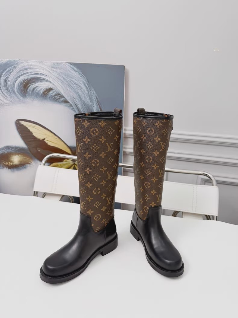 (Louis Vuitton) Tall boots.