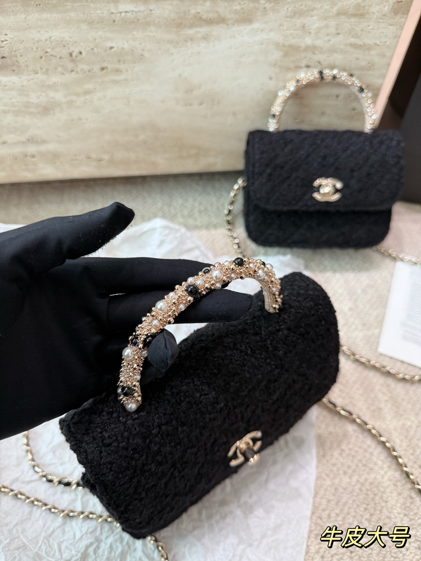 Sac à main en tweed noir à chaîne (Chanel)