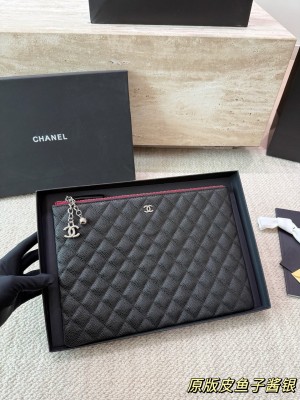 （Chanel）Pochette classique en cuir Caviar