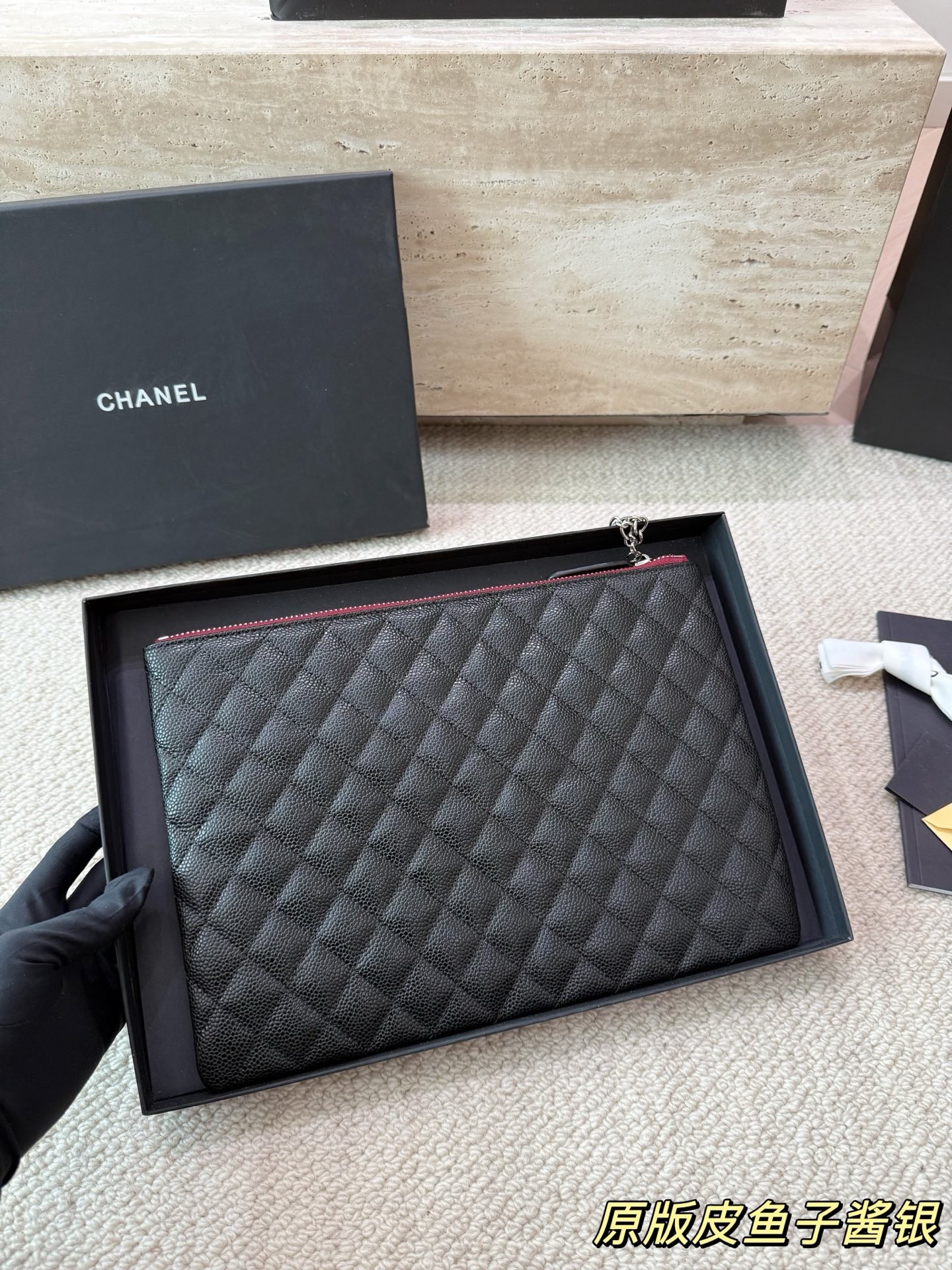 （Chanel）Pochette classique en cuir Caviar