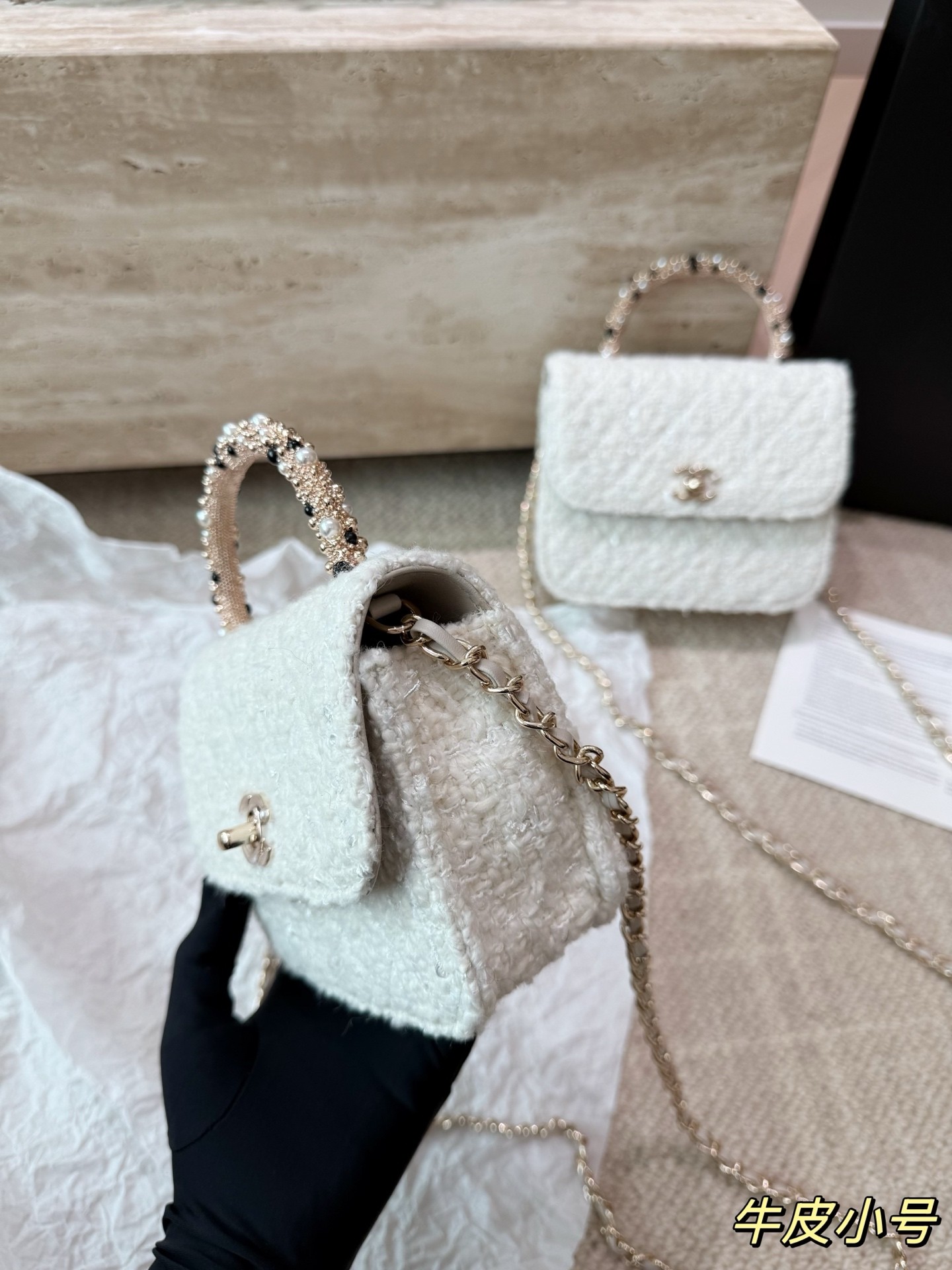 Sac à main Chanel à bandoulière chaîne.