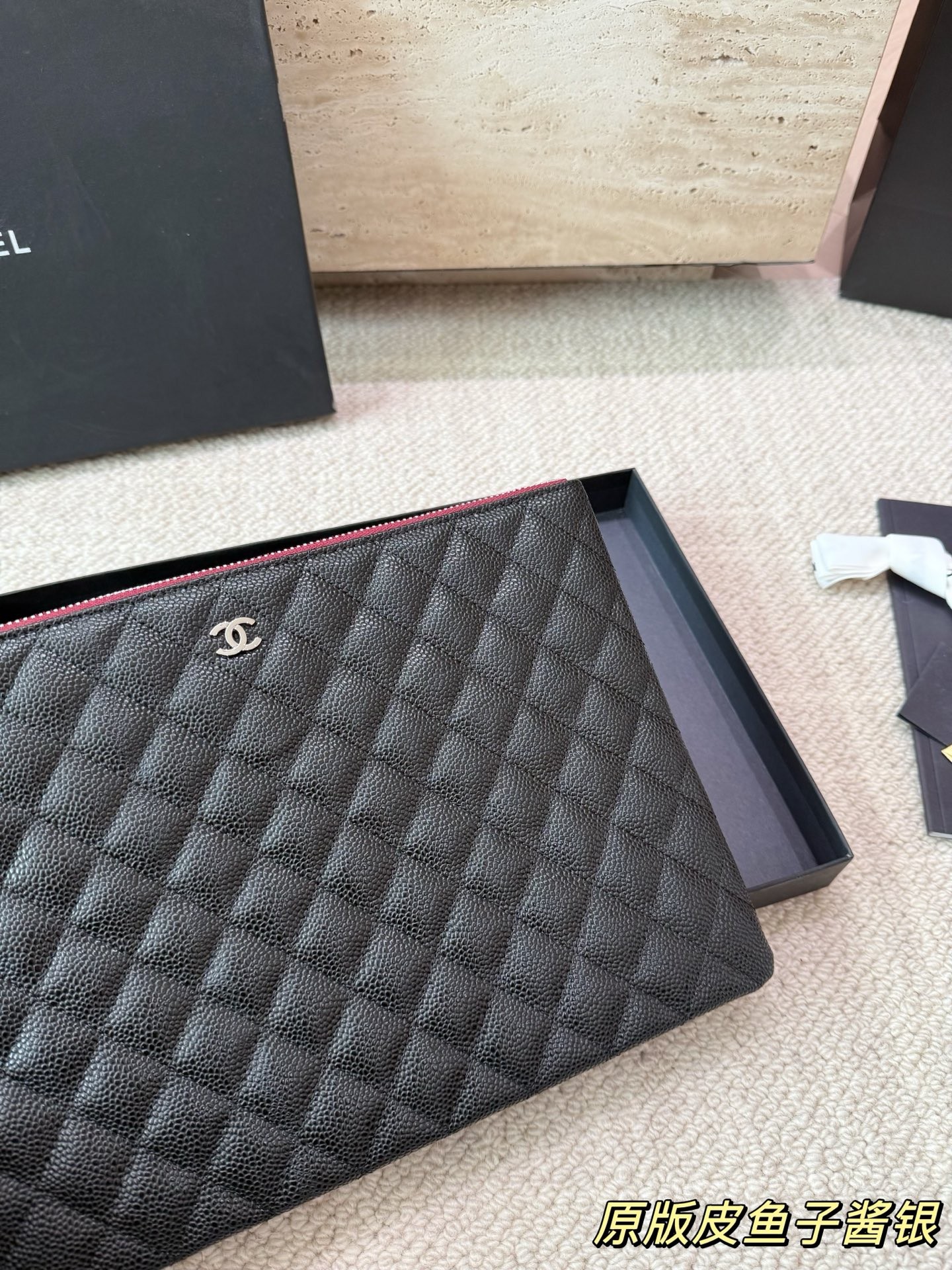 （Chanel）Pochette classique en cuir Caviar