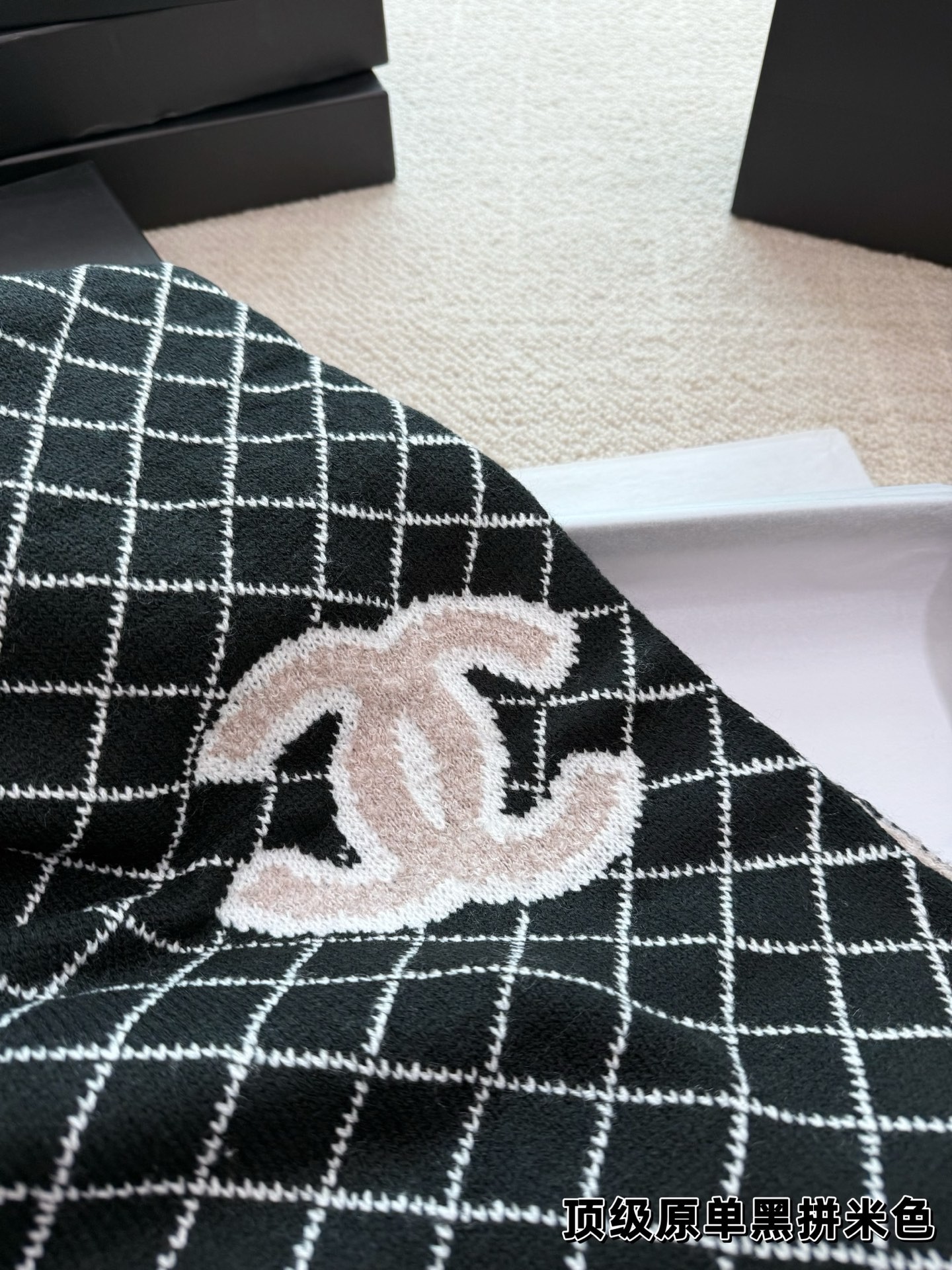 (Chanel) Écharpe en cachemire double face noir-beige