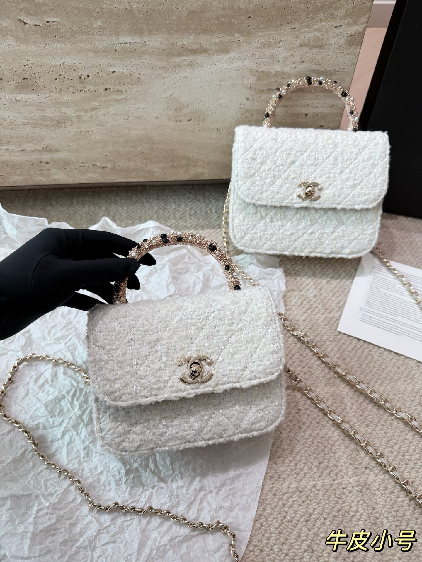 Sac à main Chanel à bandoulière chaîne.