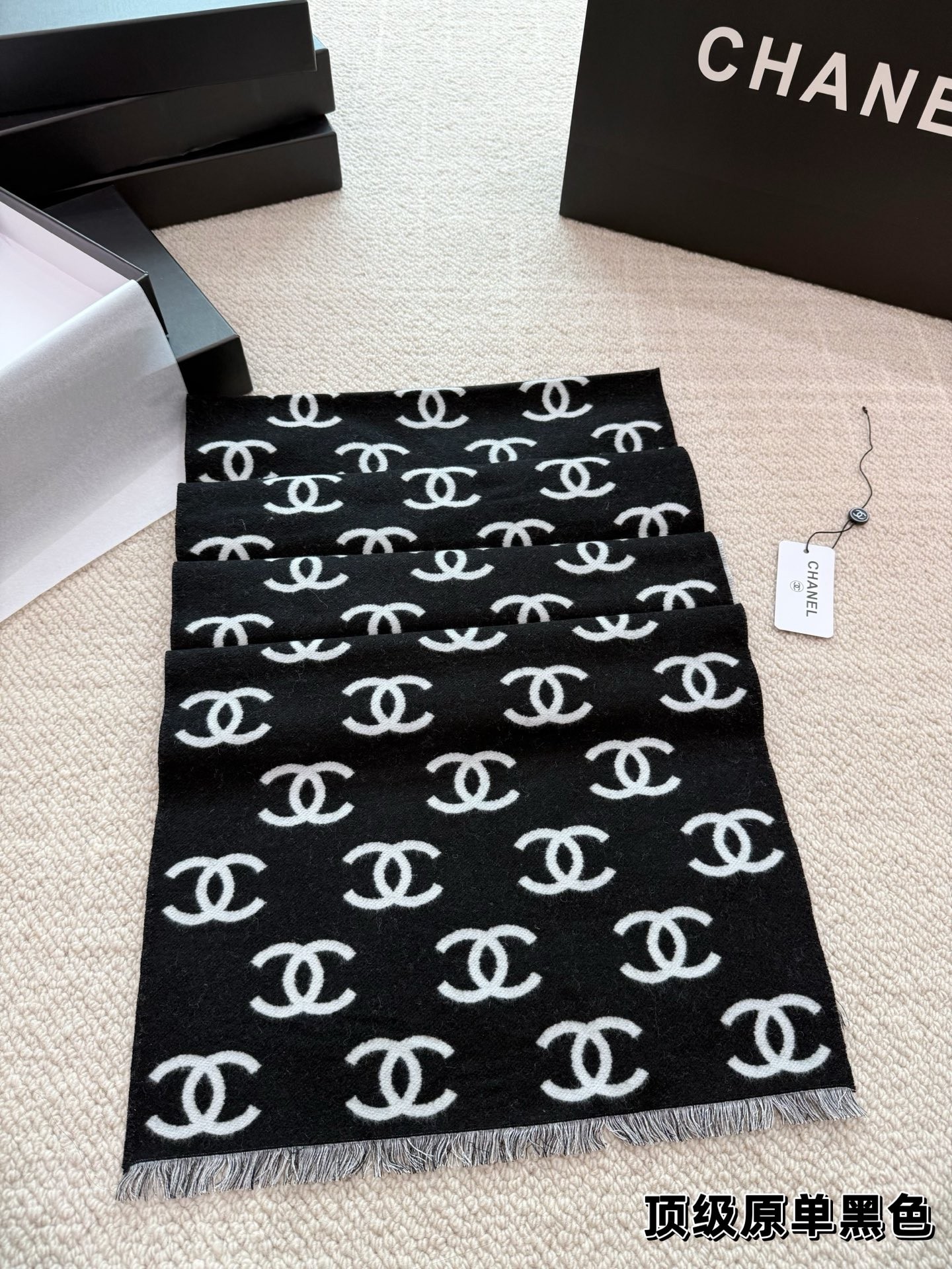 (Chanel) Écharpe classique en laine mélangée, noir et blanc, avec logo double C