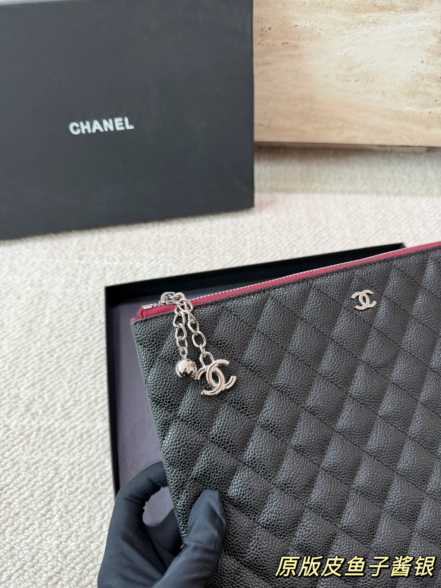 （Chanel）Pochette classique en cuir Caviar