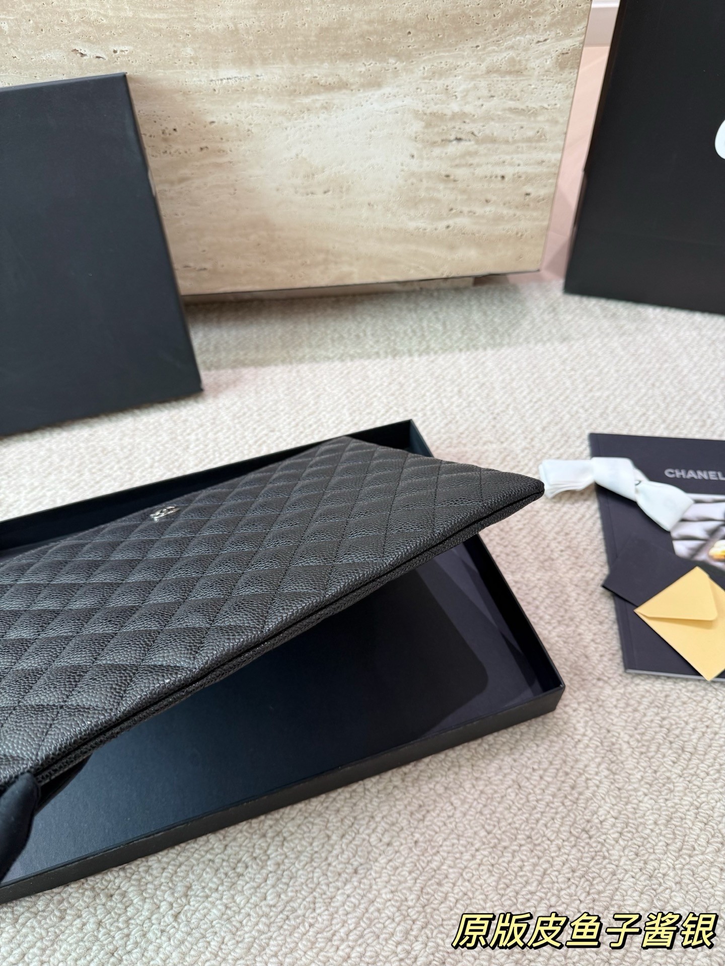 （Chanel）Pochette classique en cuir Caviar