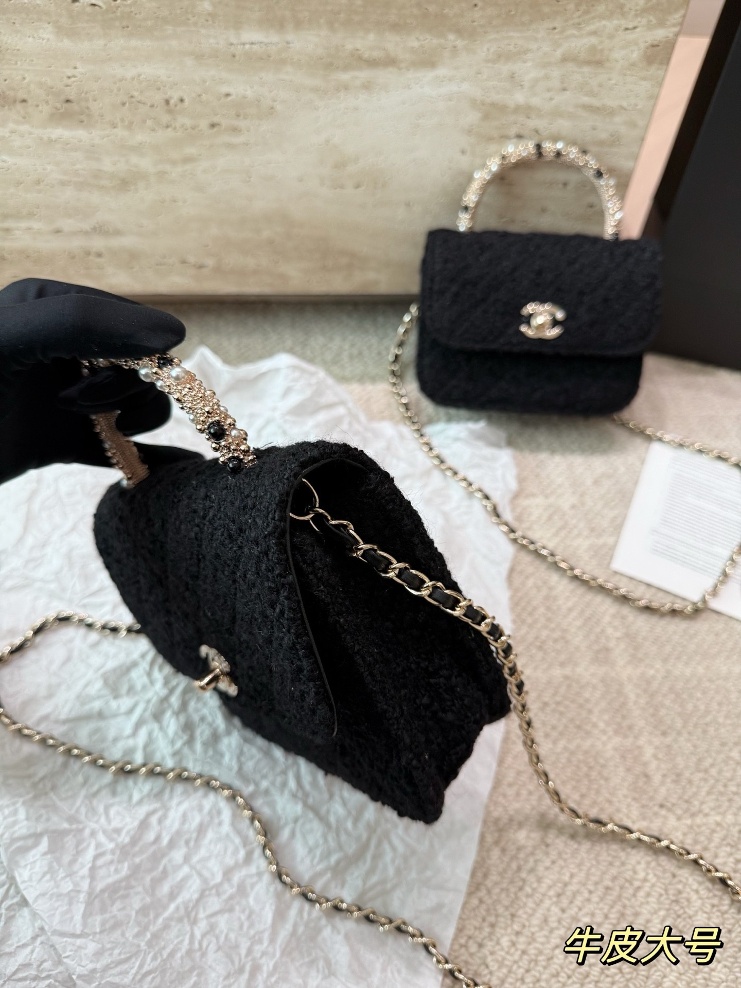 Sac à main en tweed noir à chaîne (Chanel)