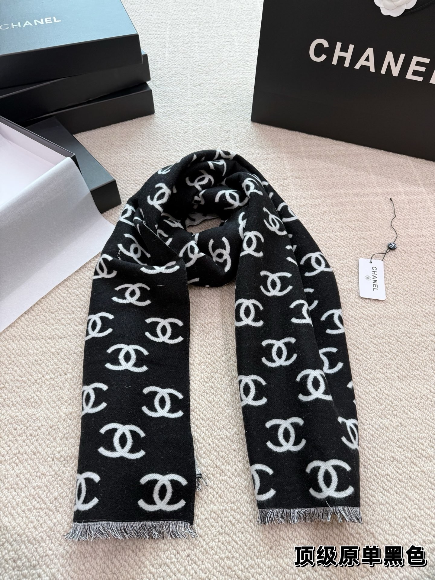 (Chanel) Écharpe classique en laine mélangée, noir et blanc, avec logo double C
