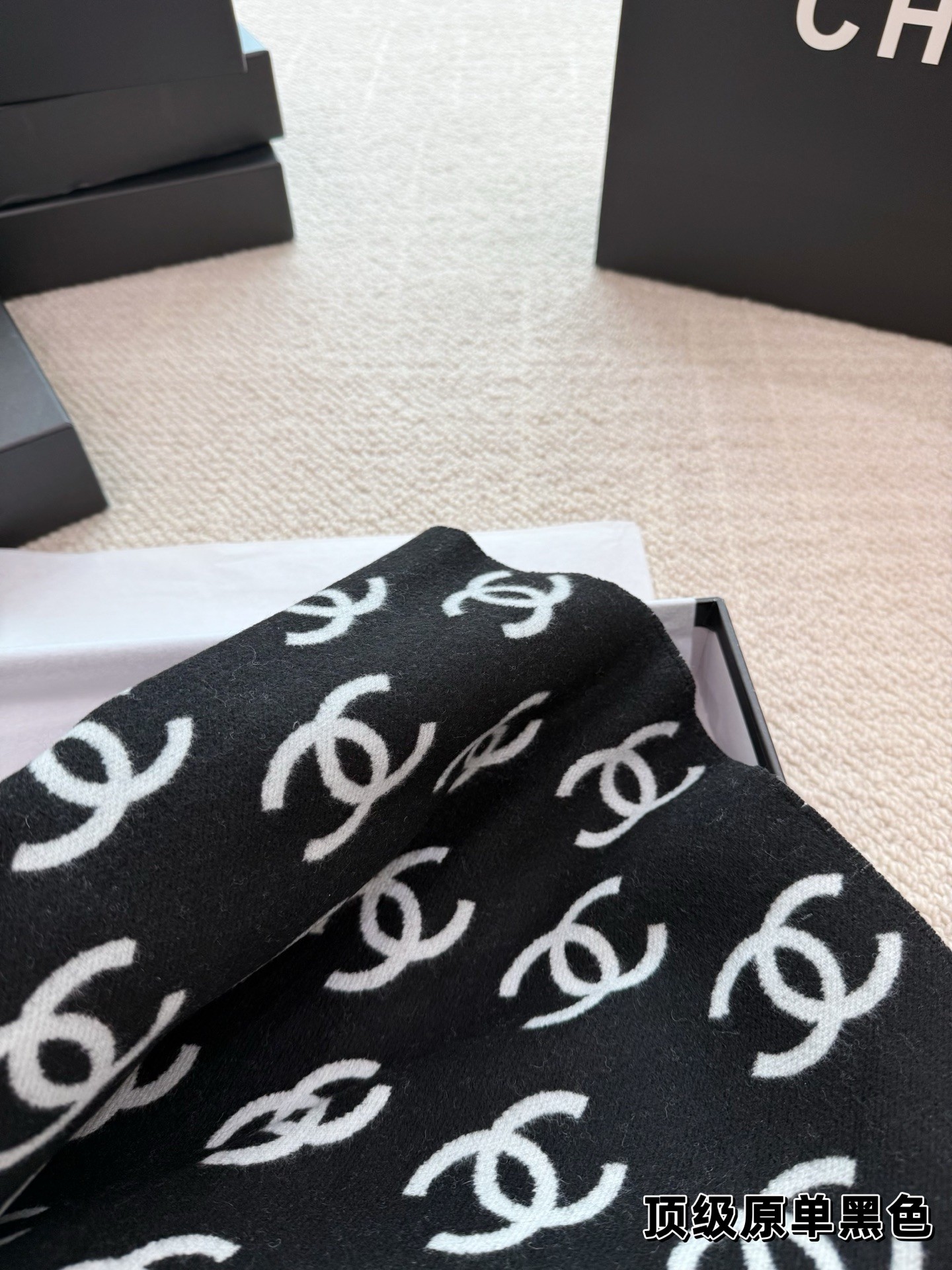 (Chanel) Écharpe classique en laine mélangée, noir et blanc, avec logo double C
