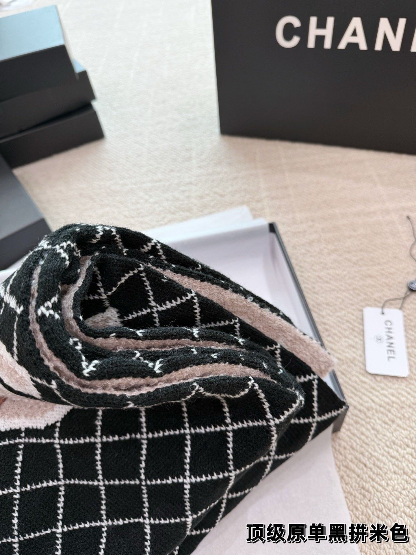(Chanel) Écharpe en cachemire double face noir-beige