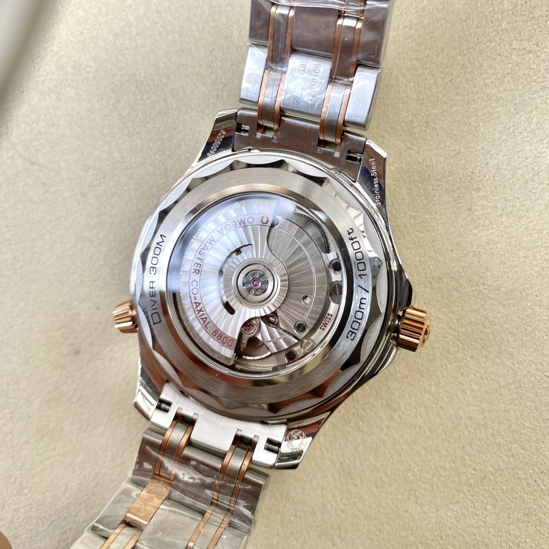 (Omega) A classic model from the Seamaster Diver 300M collection.