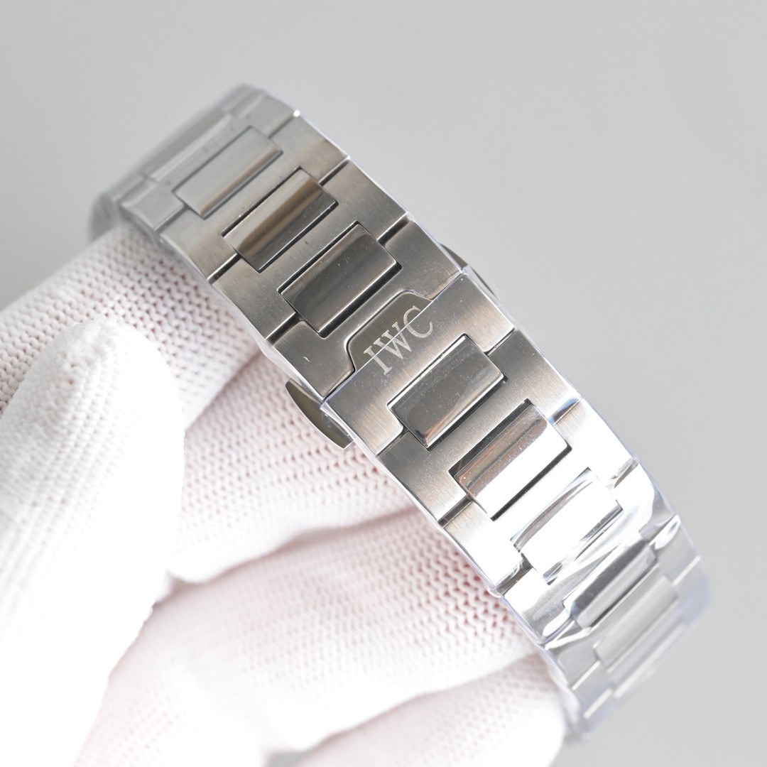 The IWC Ingenieur Perpetual Calendar 41, unveiled at the “Watches & Wonders” exhibition in Geneva in 2025