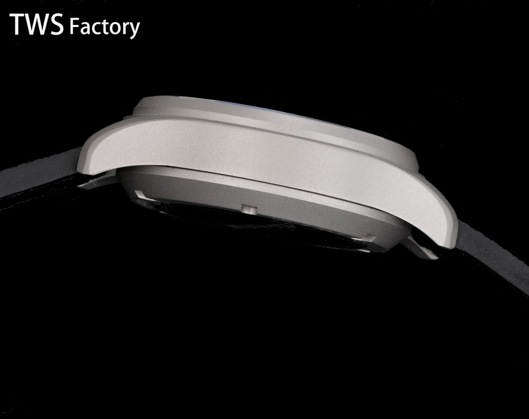 （IWC Schaffhausen）The “AMG” Special Edition of the Pilot's Chronograph, created in collaboration with Mercedes-AMG