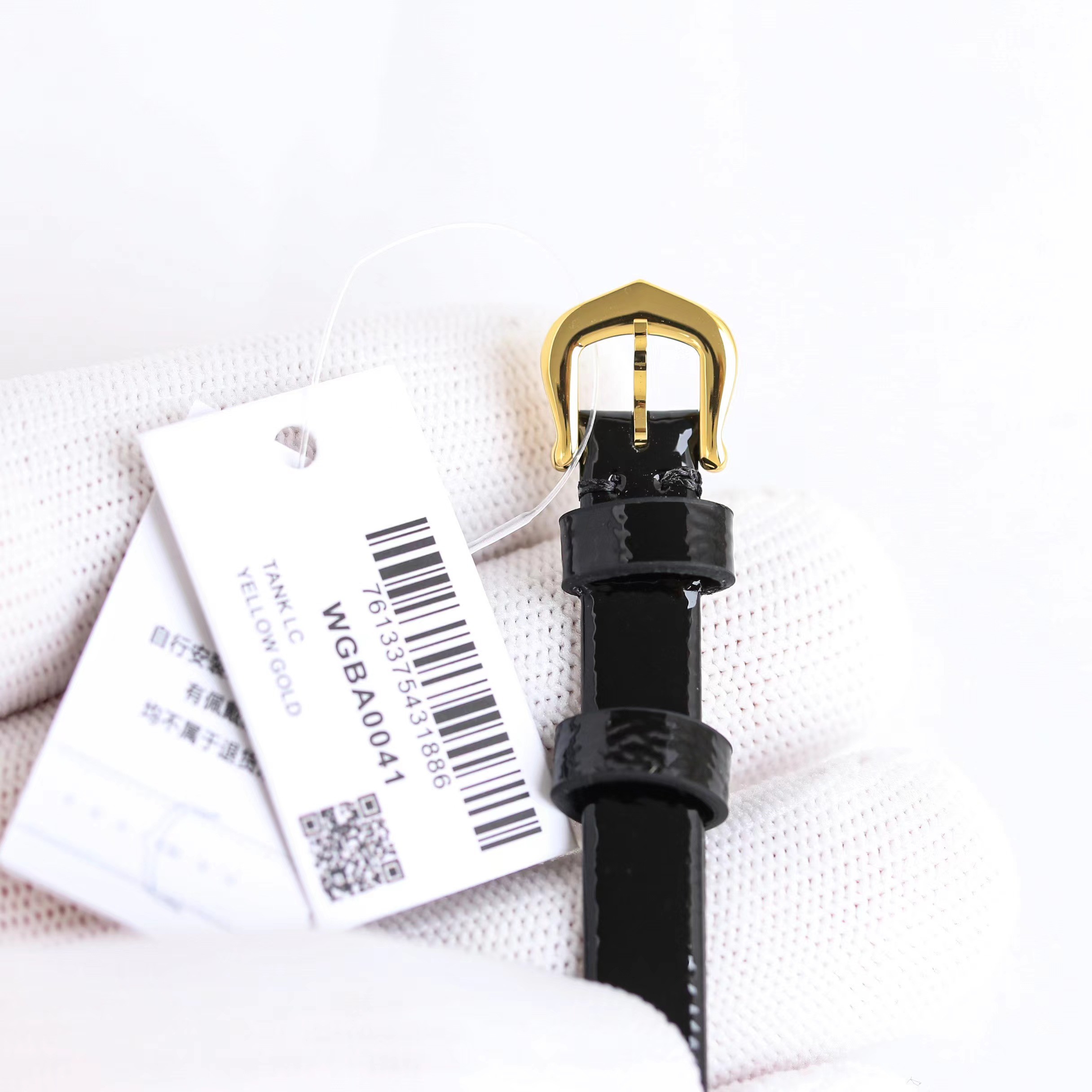 The mini version of the Cartier Baignoire collection