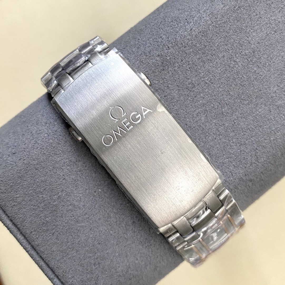 This watch is the 42mm Co-Axial Master Chronometer from the Omega Seamaster Diver 300M collection.